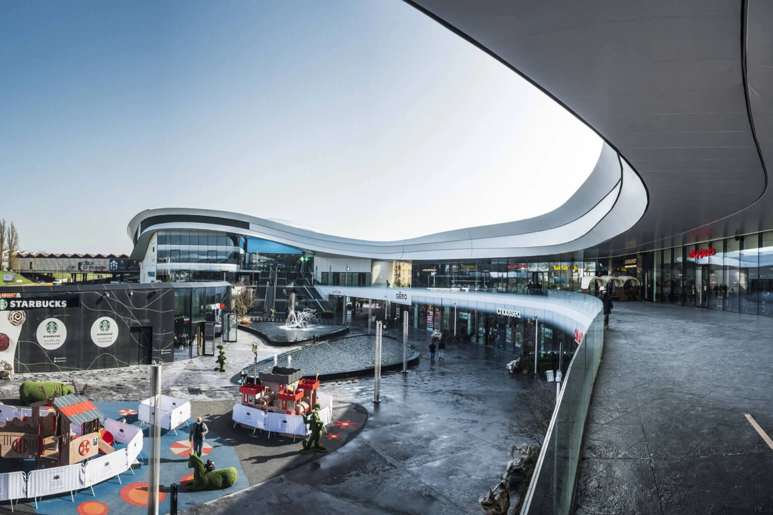 Fluid textile facade and open-air pedestrian promenades